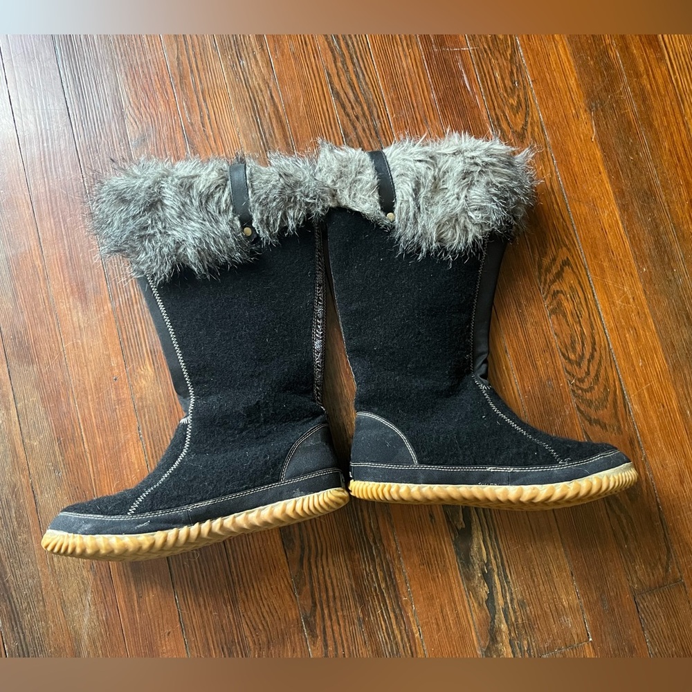 Sorel Black Winter Boots with Gray Fur